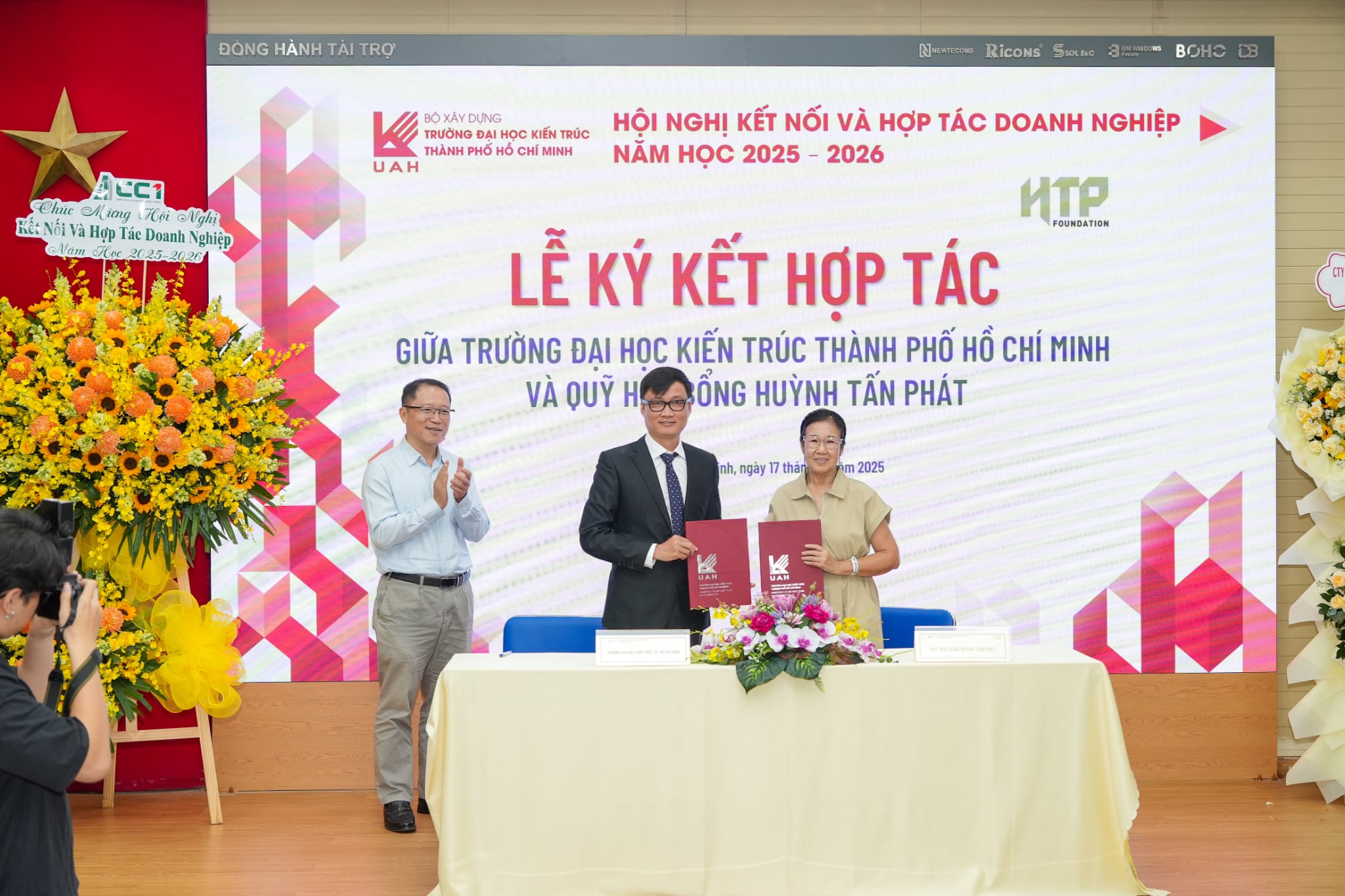 TS.KTS. Phạm Trọng Thuật - Hiệu trưởng Trường Đại học Kiến trúc TPHCM và cô Huỳnh Xuân Thảo - Chủ tịch Quỹ Học bổng Huỳnh Tấn Phát trao bản ký kết