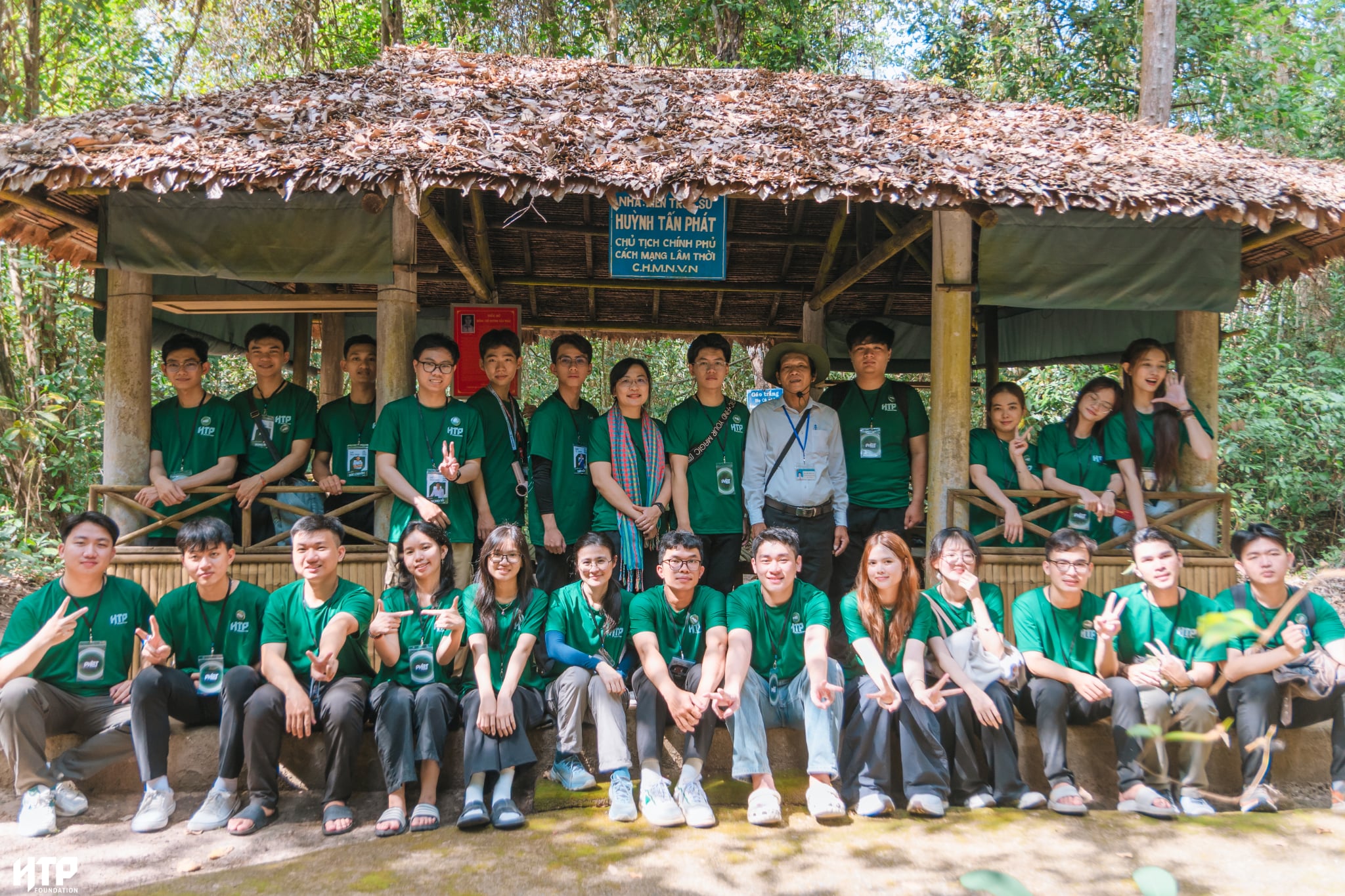 Sinh viên Quỹ Huỳnh Tấn Phát tham quan tại KDT Chính phủ Cách mạng lâm thời Cộng hòa Miền Nam Việt Nam